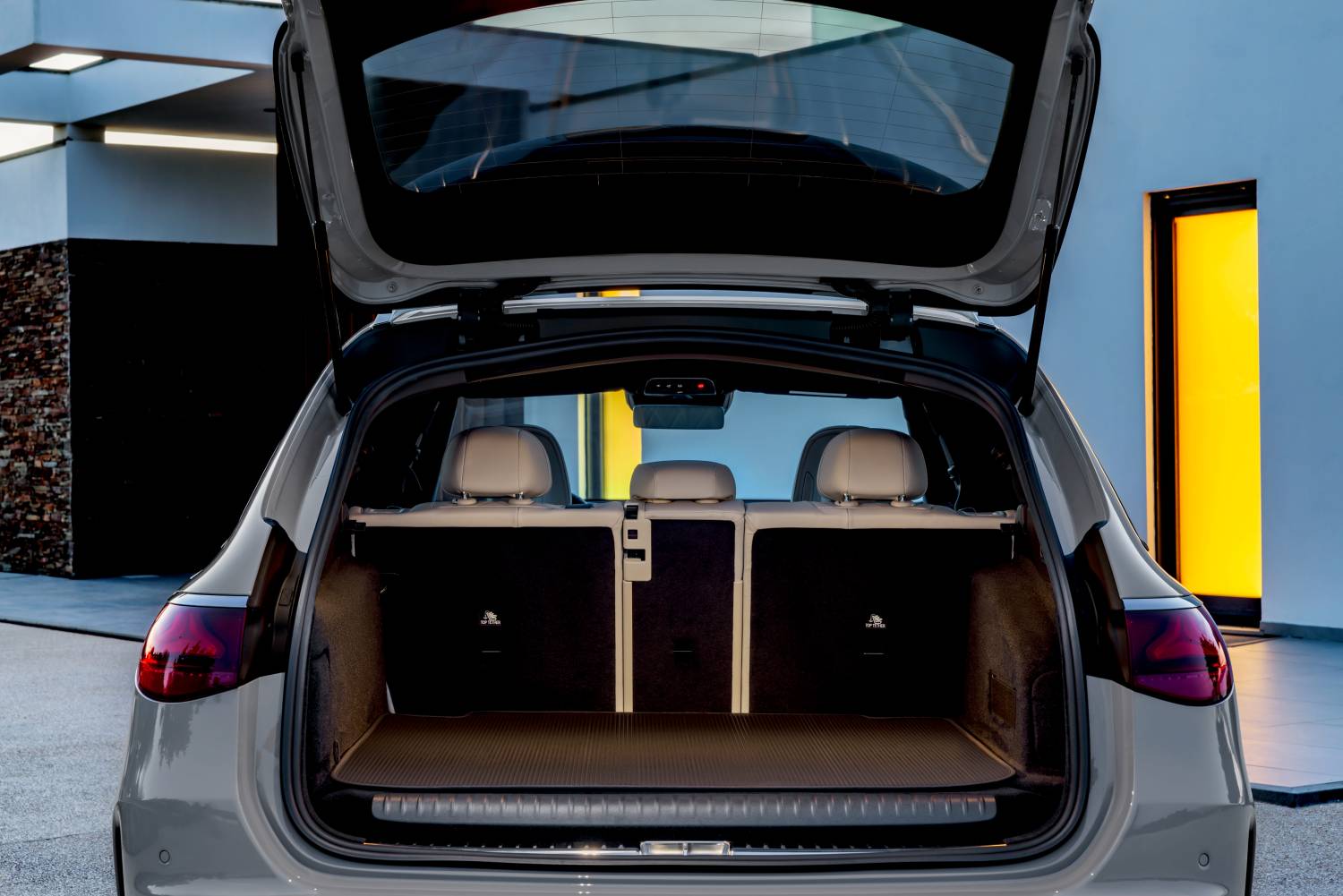 https://www.whatcar.lv/cars/Mercedes-Benz/E-klases universālis/da49533bd6444be28af4f33e5c5bd837.jpg